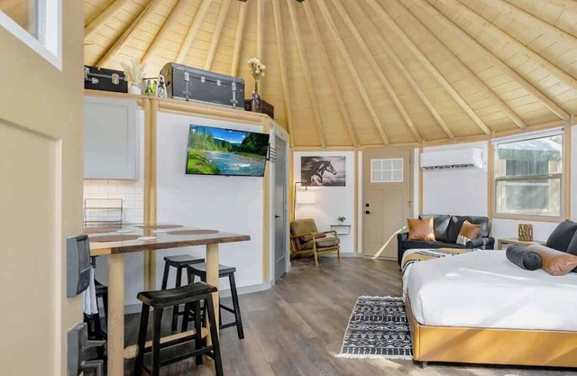 Stetson Luxury Yurt-Cabin: w/Hot & Soaking Tub
