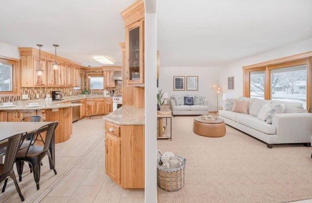 Stevens Point Escape - HUGE 5 bedroom Home