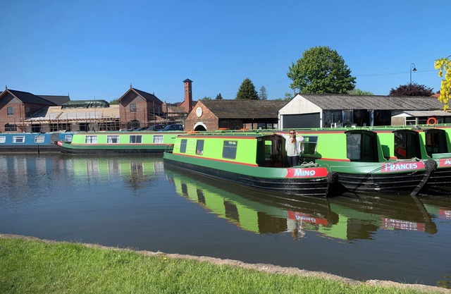 Stone - Boat - Sleeps 2 - Pet Friiendly- 85ws