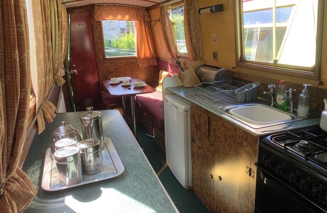 Stone - Boat - Sleeps 4 - Pet Friendly-85ws