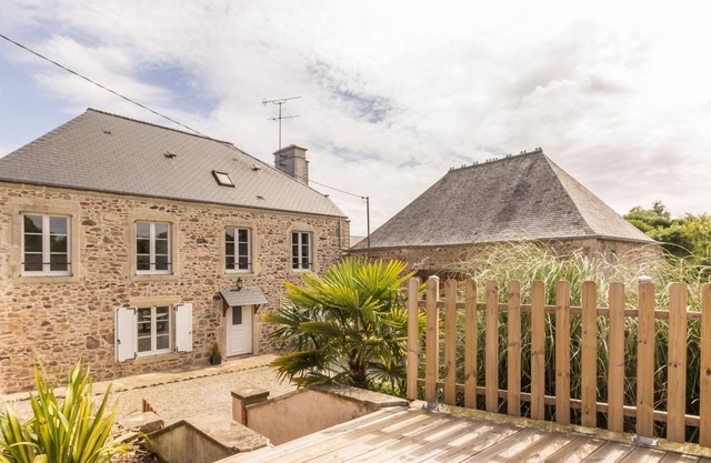 Stone house with enclosed garden and terrace, 3 bedrooms - Teurthéville-Bocage