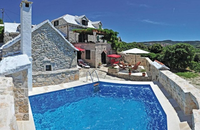 Stone house Glicinija with Pool