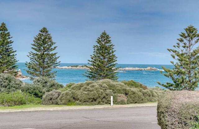 Stoneferry- A Beachfront Beauty - Free Wifi