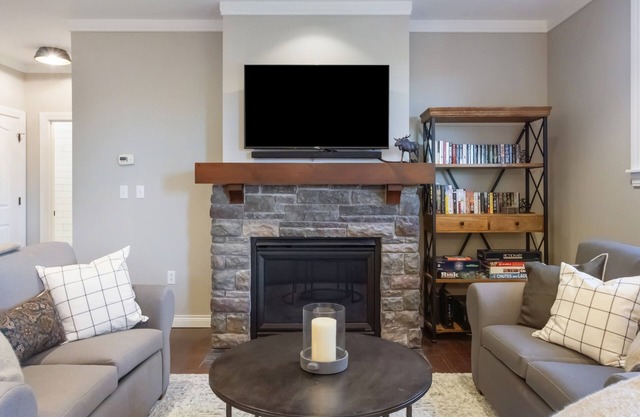 Stratton base condo w/pool & hot tub