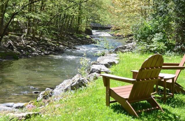 STREAMSIDE Walk To Town, Hot Tub, 4 Br 2.5 Bath, Game Room