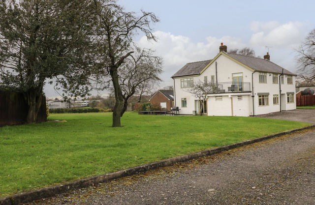 STRELLEY COURT FARM, pet friendly in Ripley, Derbyshire