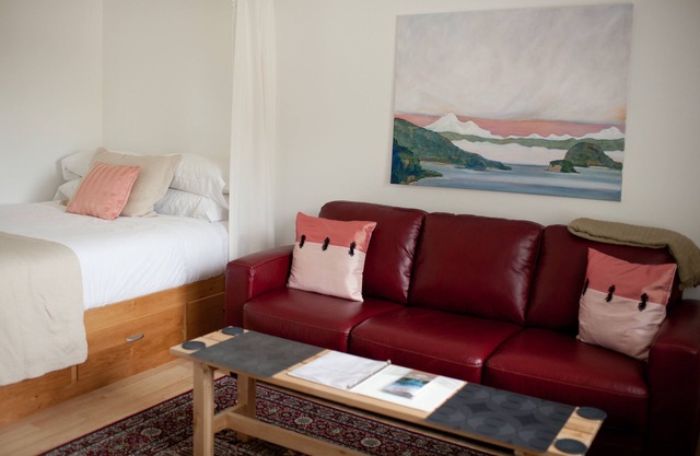 Studio Apartment in Eastsound, the Heart of Orcas Island - Chinook Studio 3
