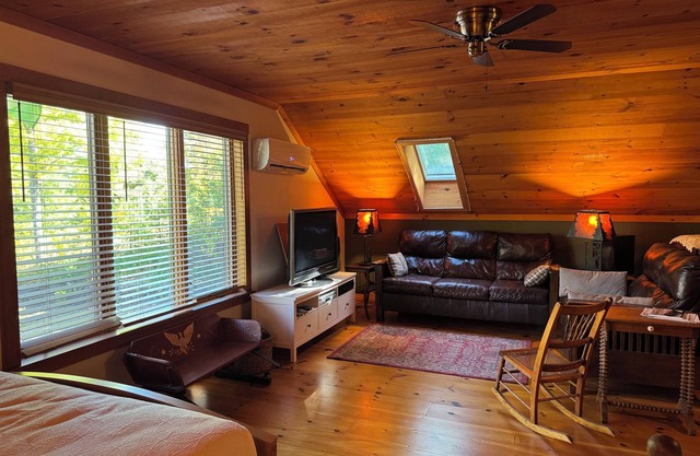 Studio Apartment in Heart of High Peaks - Perfect Basecamp for Hikers!