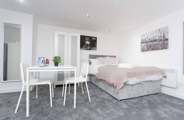 Studio apartment near Leeds Centre- St Hilda's