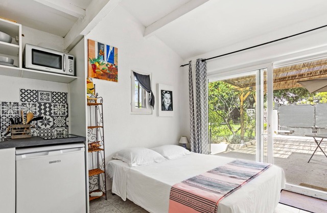 Studio Apartment 'Pinède Romane Fréjus' with Private Terrace and Private Garden