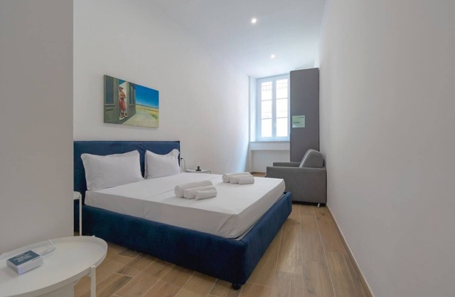 Studio apartment with double bed, armchair bed and equipped kitchenette.