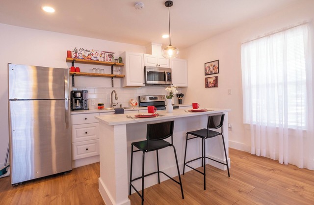 Studio Apt w/Free Parking + Pet-FREE , Clean