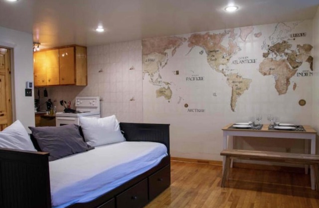 Studio Basement in Downtown