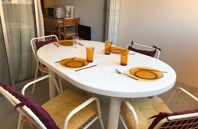 Studio Cabine in Port Leucate with Pool, Beachfront, Parking, and Nearby Shops