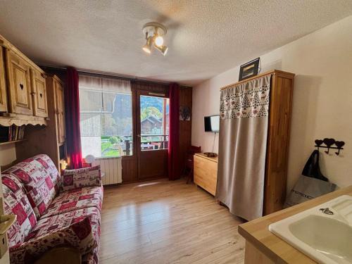 Studio confortable avec balcon et parking au centre du village - FR-1-624-121