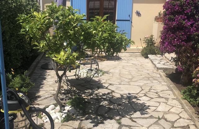 Studio Equipe a Proximite Plages et Commerces