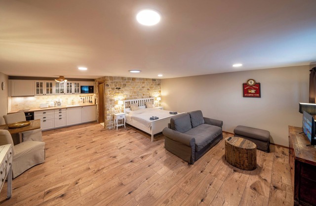 Studio Flat - Sleeps 3 - Parking - Wifi