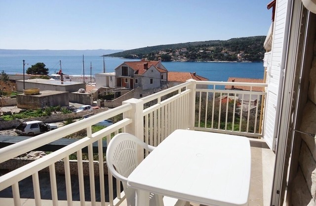 Studio flat with balcony and sea view Sumartin, Brač (AS-5620-c)