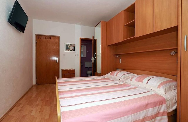 Studio flat with terrace Baška Voda, Makarska (AS-10406-e)