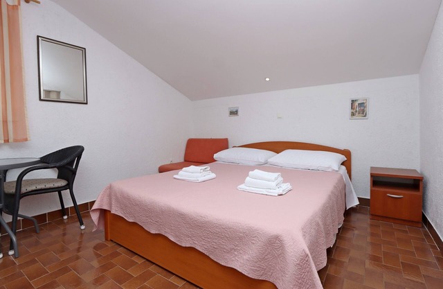 Studio flat with terrace and sea view Kornić, Krk (AS-415-a)