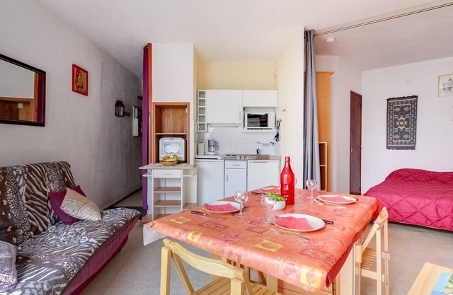 Studio for 4 with TV, parking, pets allowed, near ski resort