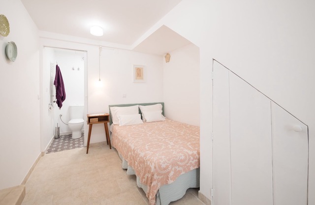 Studio, historic center, private bathroom and kitchenette, transport