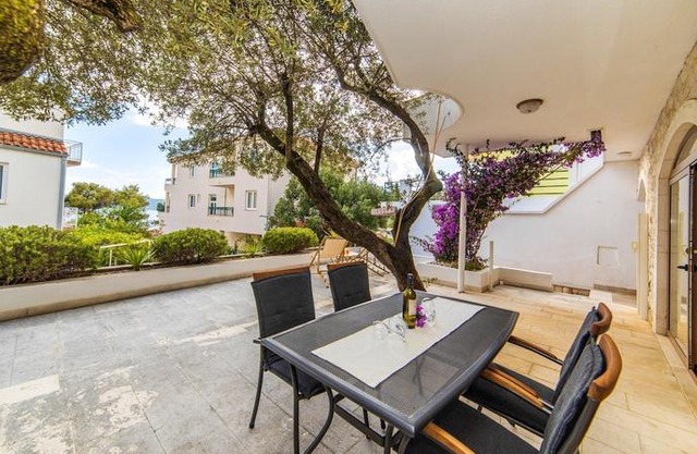 Studio in Zivogosce with wonderful sea view enclosed garden and WiFi 50 m from the beach