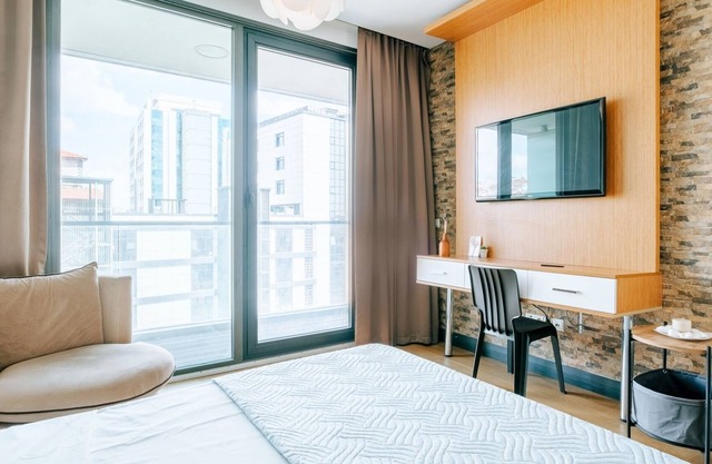 Studio Residence w Balcony Near Metro and Malls