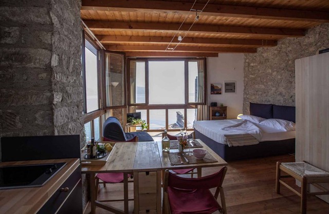 Studio rustically furnished, overlooking lake and with terrace