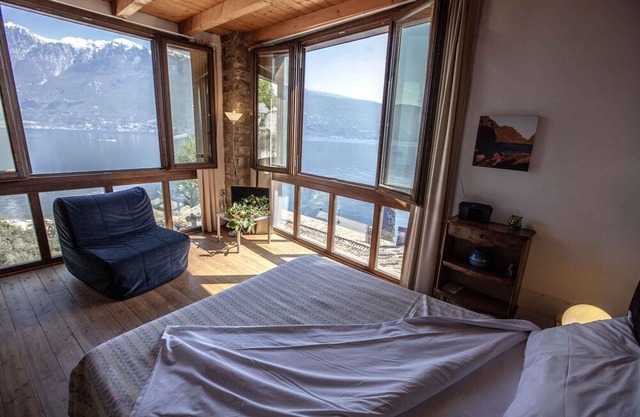 Studio rustically furnished, overlooking lake and with terrace