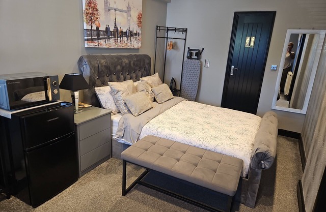 Studio Sleeps 2 with Free Parking