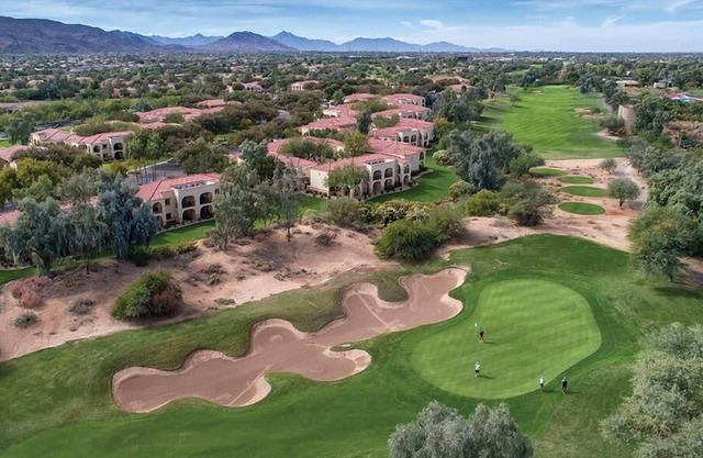 Studio Stunning Pools & Golf!