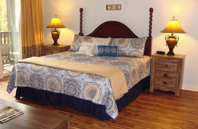 Studio w/sleeper sofa-full kitchen-overlooks pool courtyard w/hot tub