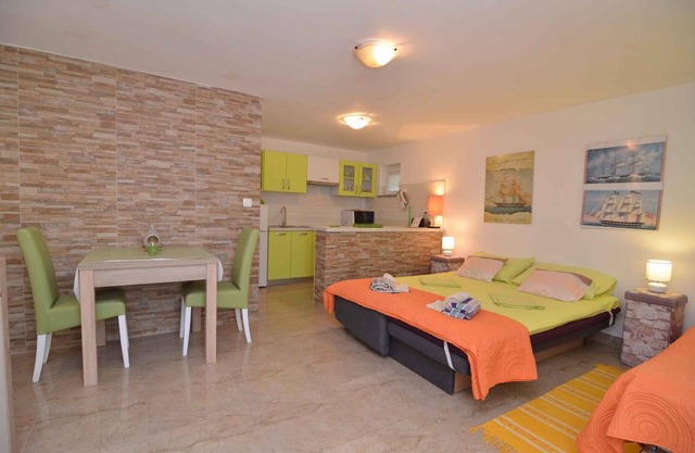 Studio with air conditioning and 25 meters from the beach