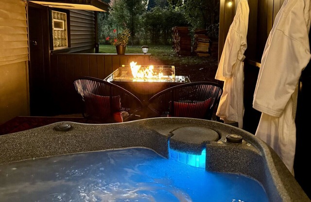 Studio with Hot Tub, Fire Table & Private Deck!