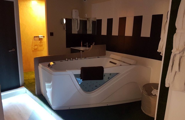 Studio with private jacuzzi, terrace and balcony and billiards