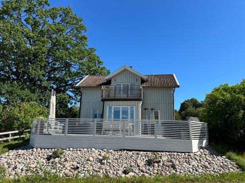 Stuga nära sjö och skog