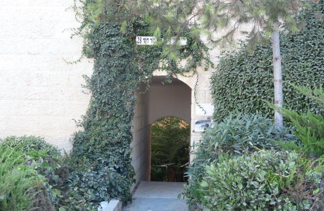 Stunning 1-bedroom apartment for rent, kosher, quiet, sleeps 4