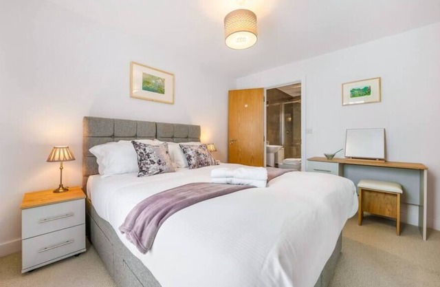 Stunning 2 bedroom 2 bath in Central Redhill