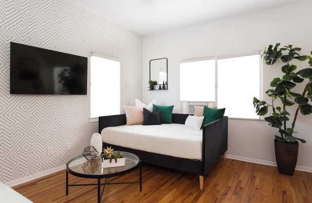 Stunning 2BR Apt | Sleeps 7, WiFi + Kitchen