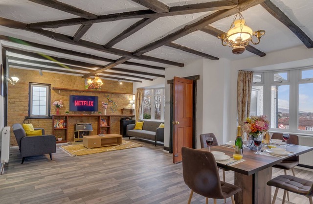 Stunning 3 BedRoom Bungalow for Long &Short Stays