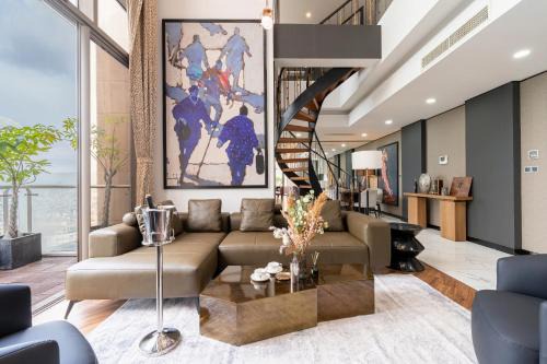 Stunning 4-Bed 300m Penthouse with Panoramic View at centre