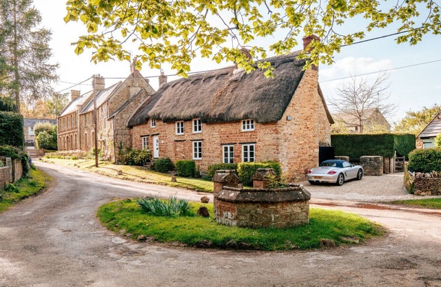 Stunning 4-Bed Thatched Cottage in Oxfordshire