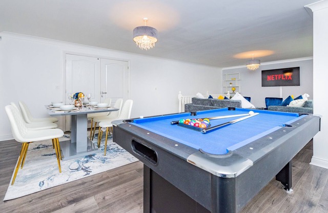 Stunning 4 Bed Home with Free Parking, Fast WiFi, and Pool Table