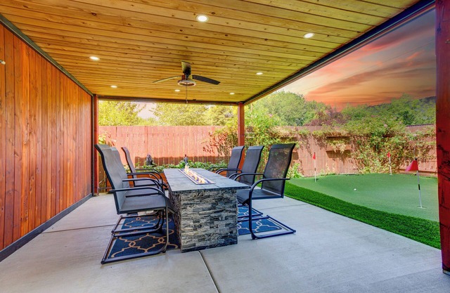 Stunning 4-Bedroom Home with Hot Tub, Sauna, Fire Pit, King Bed, AC, Golf Green!