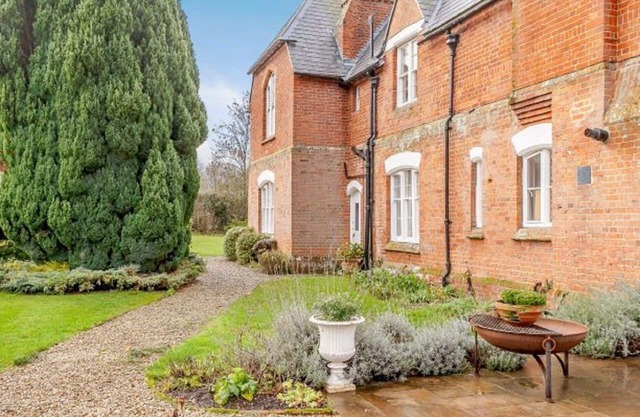Stunning 5 bed Old Vicarage in West Challow, Oxfordshire (with stable/paddock)