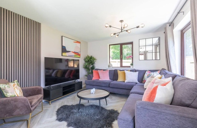 Stunning 6-Bed Home in Cheltenham with Hot Tub