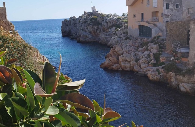 Stunning apartment only 100 meters from the sea and spectacular gulf view.