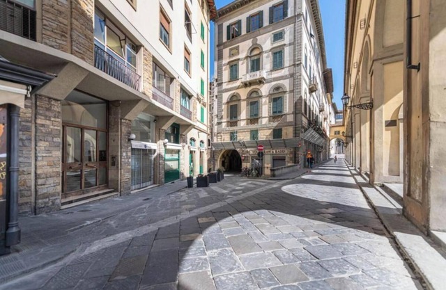 Stunning Apartment with Ponte Vecchio and Arno River Viewsn