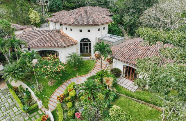 Stunning Beauty & Luxury, surrounded by Nature. Pool, Jacuzzi & Trails!